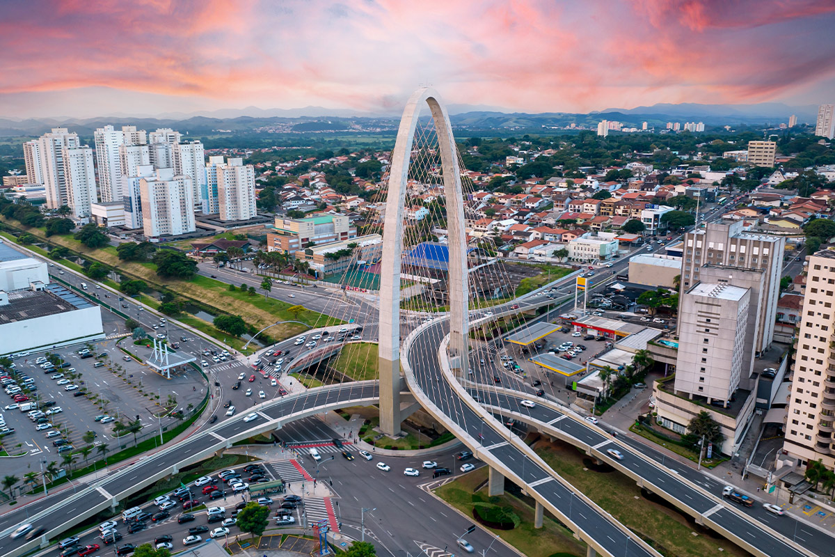 Vista aérea de São José dos Campos com o Arco da Inovação